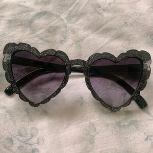 Heart frame sunglasses
